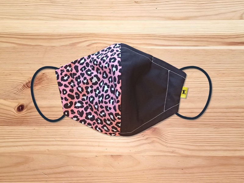 Masques à imprimé léopard  avec quatre couches respirantes, disponibles en différentes couleurs.